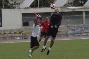 Soriano rematando de cabeza sobre Ángel Férez.