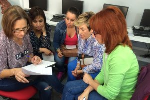 Mujeres participan en una formación realizada en un centro Guadalinfo.