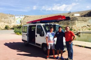 El concejal de Cuevas junto a deportistas del equipo de Dragon Boat