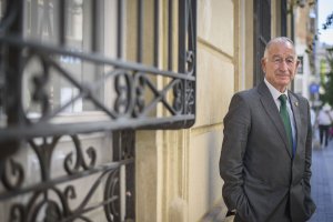 Gabriel Amat posa para esta entrevista en la calle Navarro Rodrigo de la capital