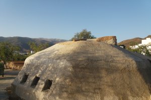 El domo cuenta con ventanas que recogen los vientos de levante y la luz de la mañana, en un diseño sostenible.