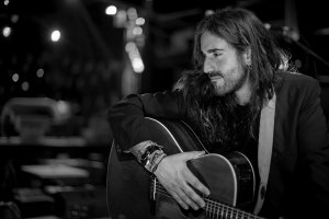 Andrés Suárez actúa este viernes 14 en Almería.