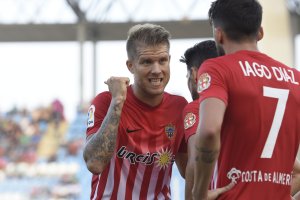 Morcillo señalando de donde vienen.