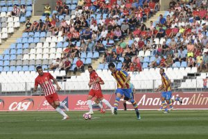 Fran Vélez en una jugada del Almería-Levante.