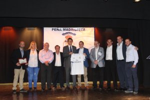 Salguero con la directiva de la Peña Madridista de Abrucena.