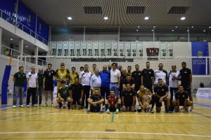 Los dos equipos posan sobre la pista.