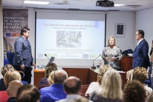 Ponentes durante la charla sobre Almería y su huella en América en el IEA.