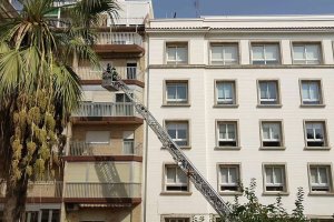 Dispositivo de rescate desplegado por los bomberos en el lugar del suceso.