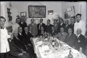 Uno  de los reservados del restaurante Puerta Real, en la calle Marín. El segundo de pie por la derecha, su propietario, Antonio Rodríguez Sánchez.