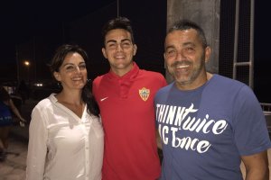 Peralta padre, Peralta junior y Ángeles, la madre de una futura estrella del fútbol.