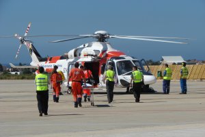 Personal del 061 y de seguridad durante una operación de emergencia sanitaria en el Aeropuerto de Almería.