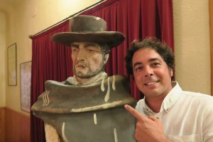 Juan Gabriel García, junto a una imagen de Clint Eastwood en Tabernas. (Foto: Juanen Pérez Miranda)