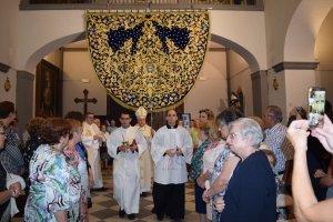 El obispo, Adolfo González Montes, ha bendecido el manto de la Virgen del Rosario bordado por las Camareras de la Virgen, en el taller de bordados re