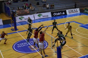 Los aficionados disfrutaron de un gran partido de voleibol.