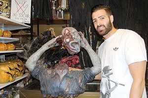 El hombre  sin cabeza, de la tienda de Río Preto Radio, lucirá en una importante sala nocturna de Almería.