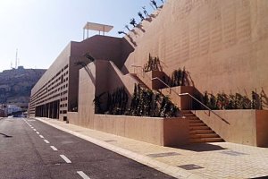 Entrada del edificio del Mesón Gitano