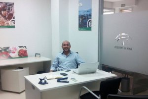 El empresario en su oficina ubicada en el CADE de Vícar.