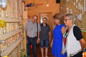 Alcaldesa y concejales han visitado el Museo de la Bombilla que ha montado David Cirera con el material que lleva años coleccionando.