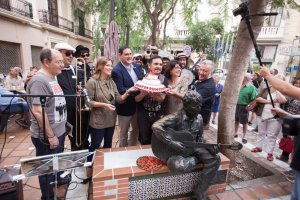 Una tarta de fresas para endulzar el inicio de los actos por los 50 años de ‘Strawberry Fields Forever’.