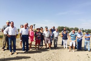 indalecio Modesto,  con los vecinos de La Mulería.