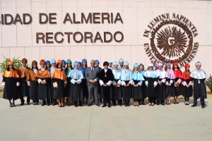 Foto de familia de los nuevos doctores con responsables de la UAL