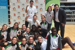 El delegado Cara con las chicas de Almería.