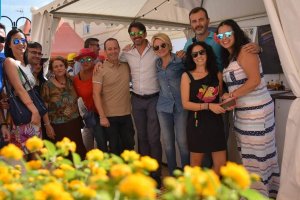 La teniente de alcalde, Eloisa Cabrera, junto a roqueteros, disfrutando de la Feria del Mediodía.