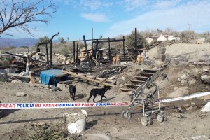 Chabola acordonada tras el incendio.