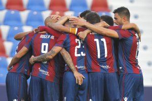 Los jugadores del Levante celebran un gol.