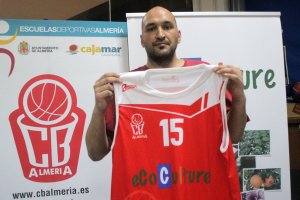 El último fichaje ya luce la camiseta roja.