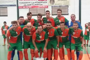 Los campeones posan con su trofeo.