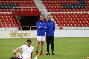 Carlos Terrazas (a la derecha) es director deportivo y entrenador.