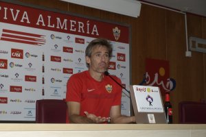 Corona en rueda de prensa.