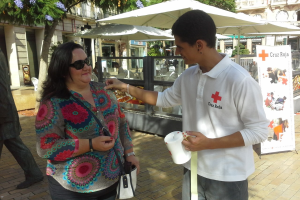 Voluntarios buscan en la calle la solidaridad de los almerienses en el Día de la Banderita.