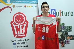 El jugador muestra la camiseta.