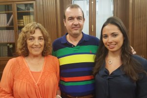 Enrique Iznaola, entre Carmen Maura y Anna Saura.