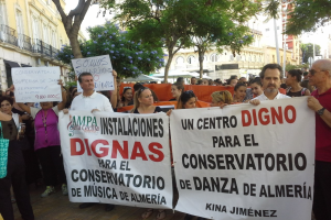Cabeza de la manifestación a favor de un nuevo conservatorio y la mejora del actual.