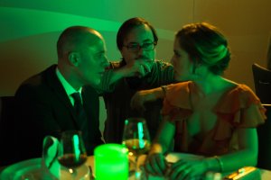 Manuel Martín Cuenca dando indicaciones a Javier Gutiérrez y María León (Foto: Julio Vergne).