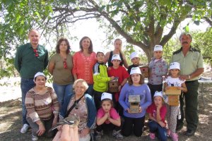 Escolares con miembros de SEO y ‘Serbal’ y el delegado de Medio Ambiente de la Junta, Antonio Martínez.