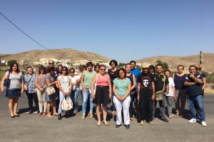 familiares y vecinos de la zona afectados por la eliminación de la parada de transporte escolar en ‘Los Cojos’.