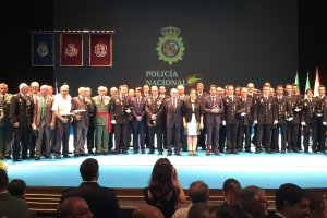 Foto de familia de los premiados y las autoridades