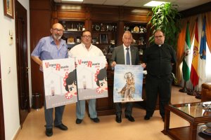 Alcalde y concejales con el cartel de las fiestas.