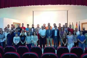 Responsables políticos, docentes y alumnos en el comienzo de las clases del consorcio.