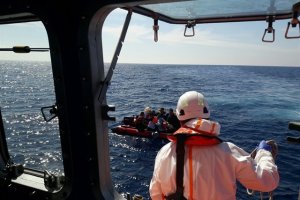 Salvamento Marítimo en el rescate de los ocupantes de una de las embarcaciones.