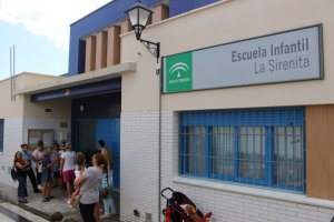 Familiares comentando la situación frente al centro.