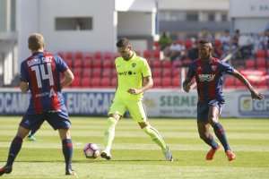 Una jugada del Huesca-Almería.