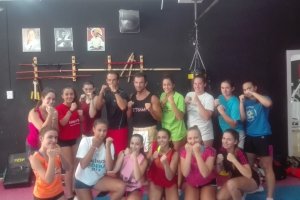 Las jugadoras tras aprender boxeo en Budokan.
