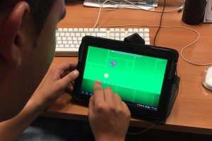 Un joven ‘enganchado’ a los juegos en la tablet.