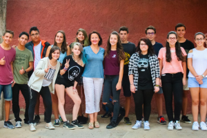 La profesora Isabel LLamas con los alumnos del IES?Azcona que optan a un premio por su proyecto ‘Bullyng’ y que ya son finalistas de entre 268 trabaj