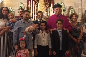 El hermano mayor, Isaac Vilches; y el consiliario, Juan José Martín Campos, con los hermanos que juraron las Reglas de la Hermandad.